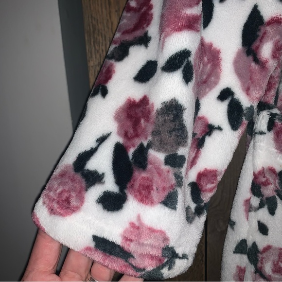 Women’s L DAYDREAM by BERKSHIRE HOME Gorgeous Fuzzy Fleece Wrap Robe Roses EXC - Picture 14 of 15